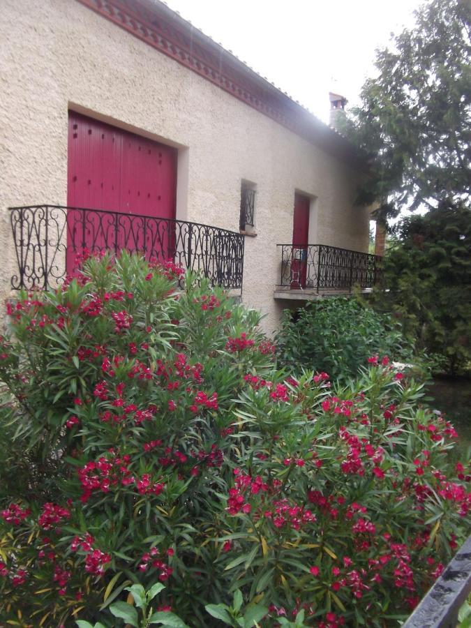 F2 de 45 m2 avec jardin au rdc dans villa chiens OK à 5 min à pied des Thermes de Vernet-les-Bains, location de samedi à samedi Extérieur photo