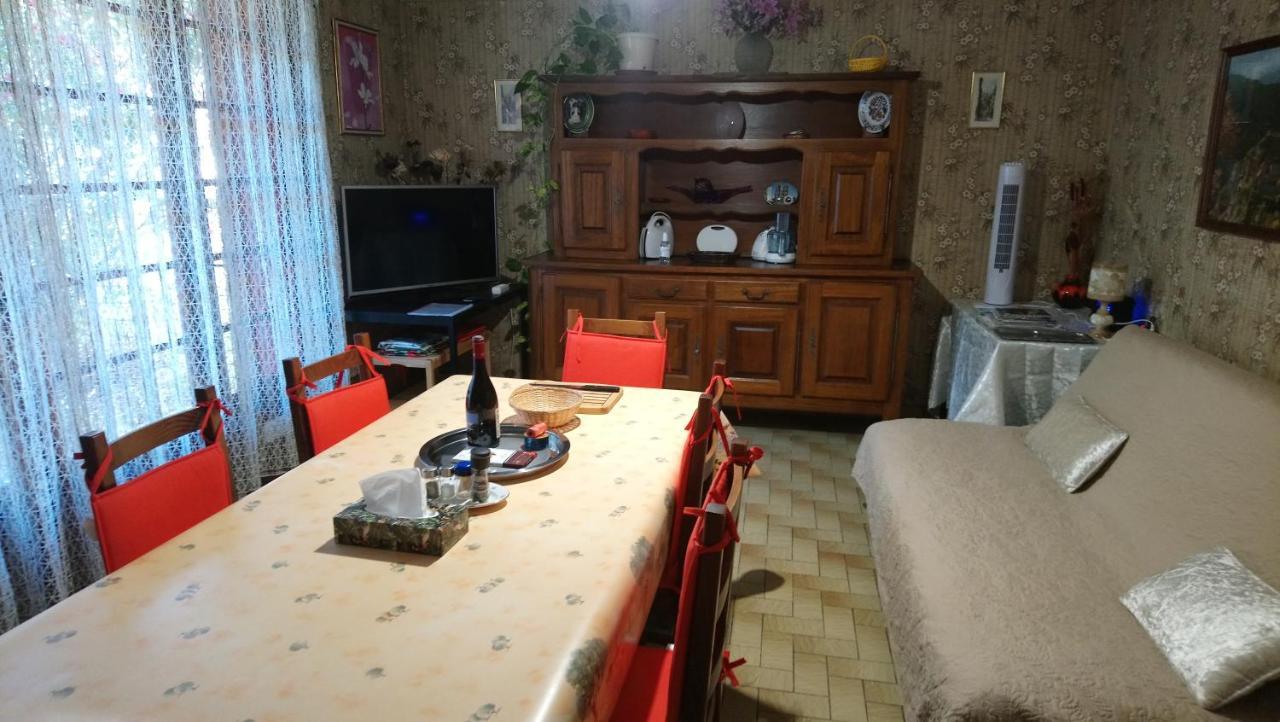 F2 de 45 m2 avec jardin au rdc dans villa chiens OK à 5 min à pied des Thermes de Vernet-les-Bains, location de samedi à samedi Extérieur photo