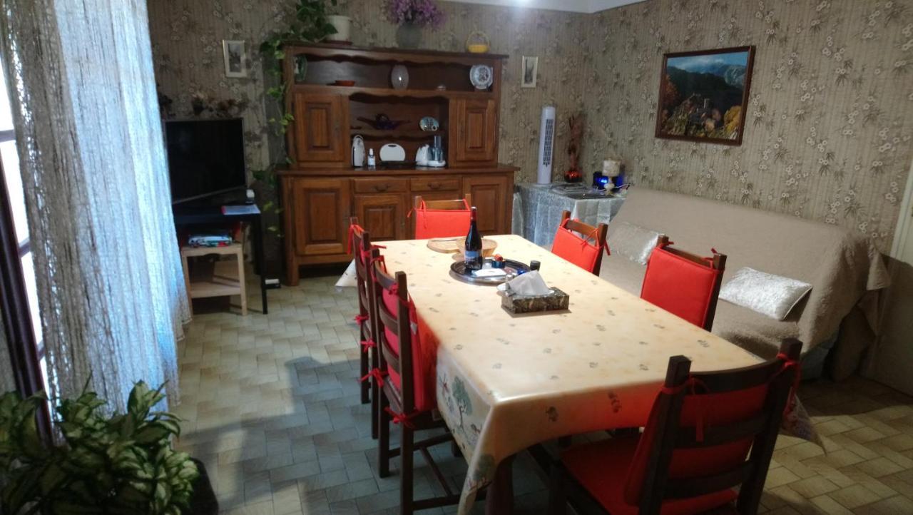 F2 de 45 m2 avec jardin au rdc dans villa chiens OK à 5 min à pied des Thermes de Vernet-les-Bains, location de samedi à samedi Extérieur photo